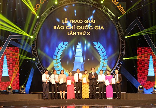 Chủ tịch nước Trần Đại Quang và Trưởng Ban Tuyên giáo Trung ương Võ Văn Thưởng trao giải A cho các nhà báo có tác phẩm đạt giải
